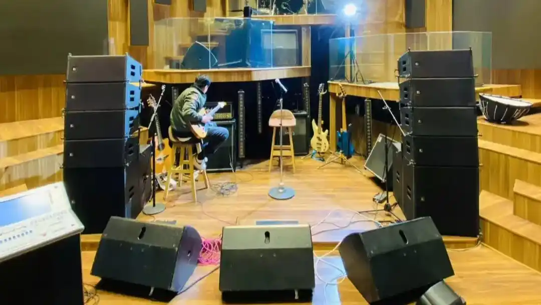 Các Địa điểm Âm nhạc Sống động năm 2025 với Cuộc cách mạng Âm thanh Line Array LA110 