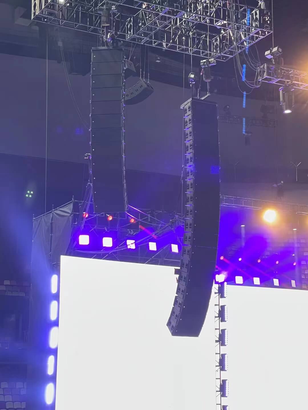 Hệ thống Loa Line Array: Âm thanh tác động mạnh cho một buổi biểu diễn của ban nhạc trực tiếp 